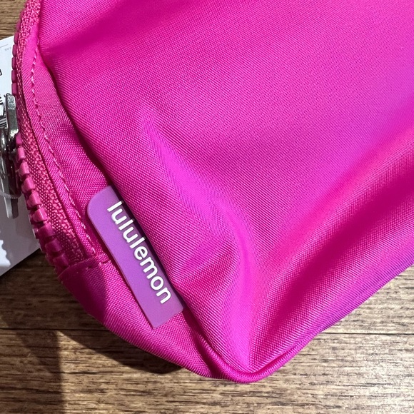 Lululemon everywhere belt bag sonic pink - Picture 3 of 4